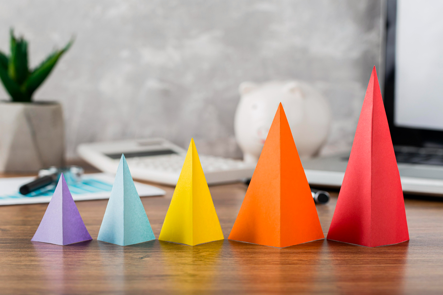 Imagem ilustrando o conteúdo sobre lições de Russell Brunson, mostrando cones de papel que ilustram a escada de valor desenvolvida por ele.