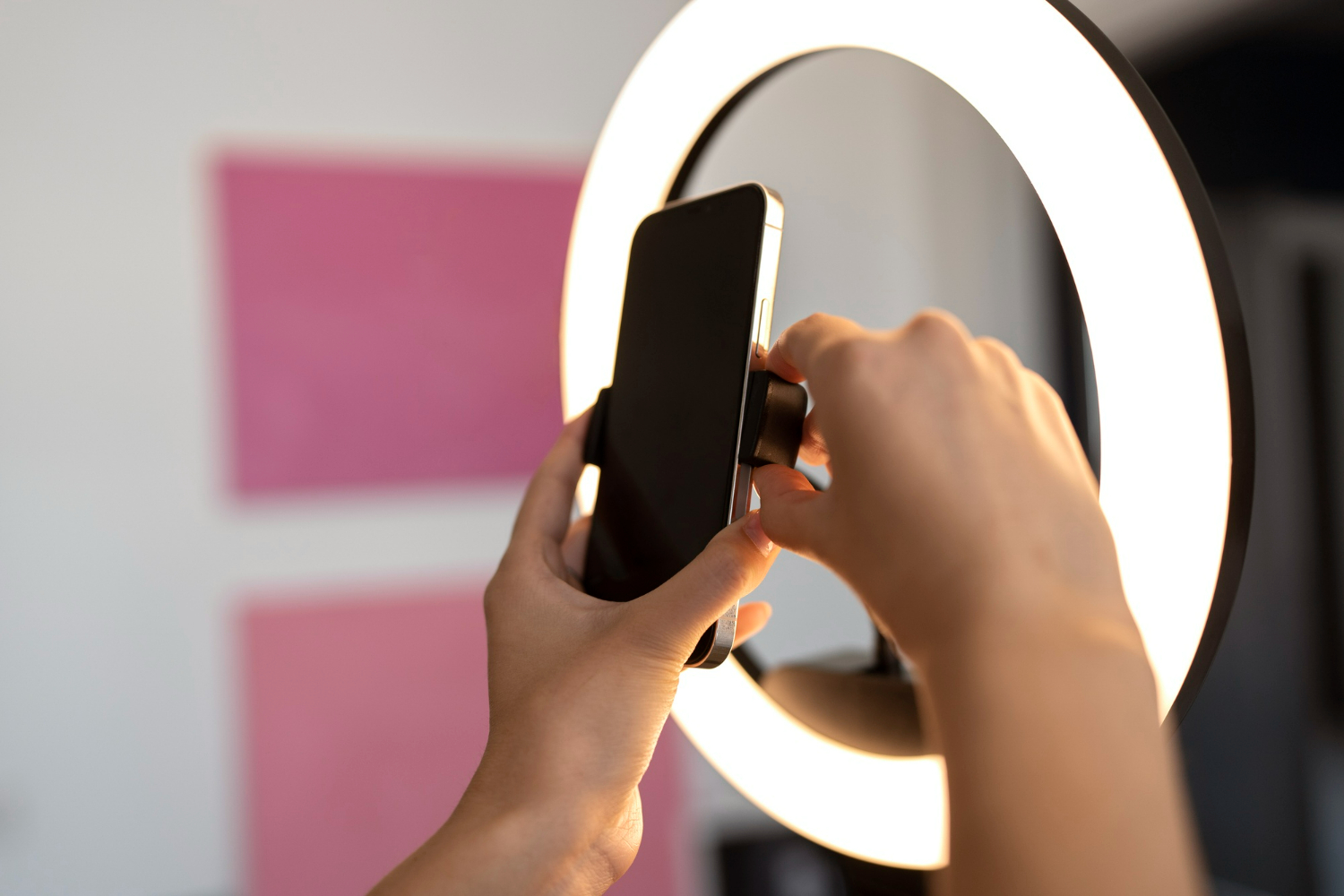 Imagem ilustrando o conteúdo sobre TikTok Ads mostrando um empreendedor preparando o celular para gravar para o app.