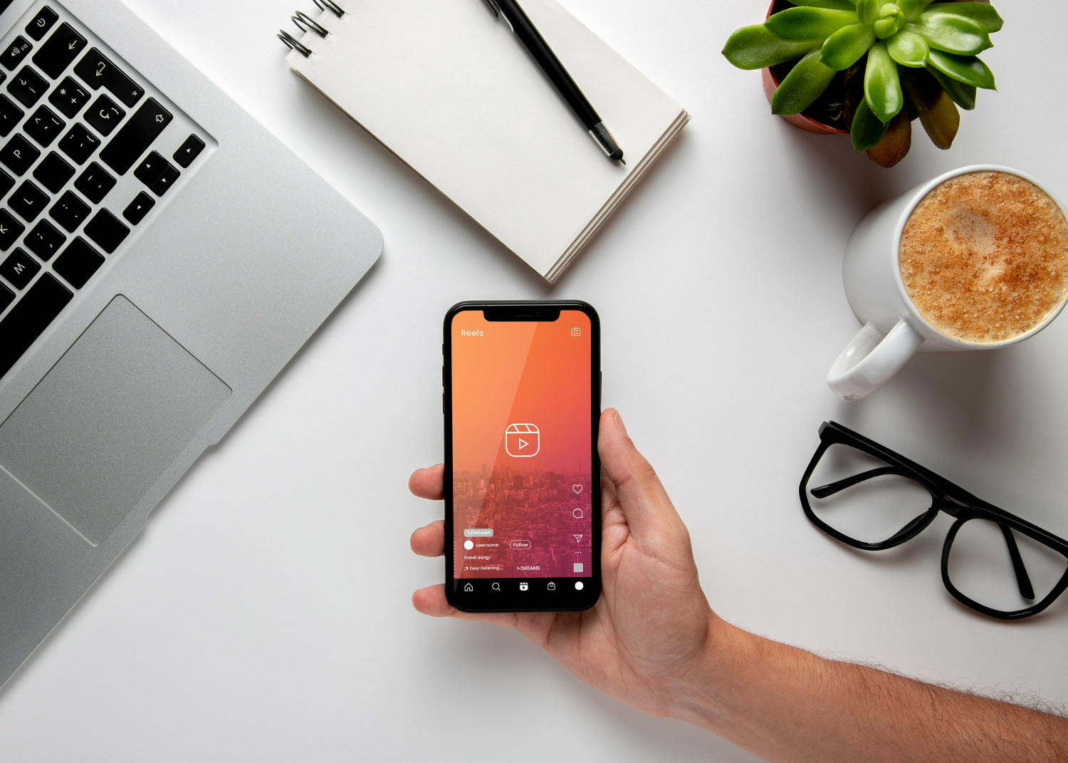 Imagem ilustrativa sobre como crescer no Instagram mostrando um gestor de conteúdo postando um reels na rede social.
