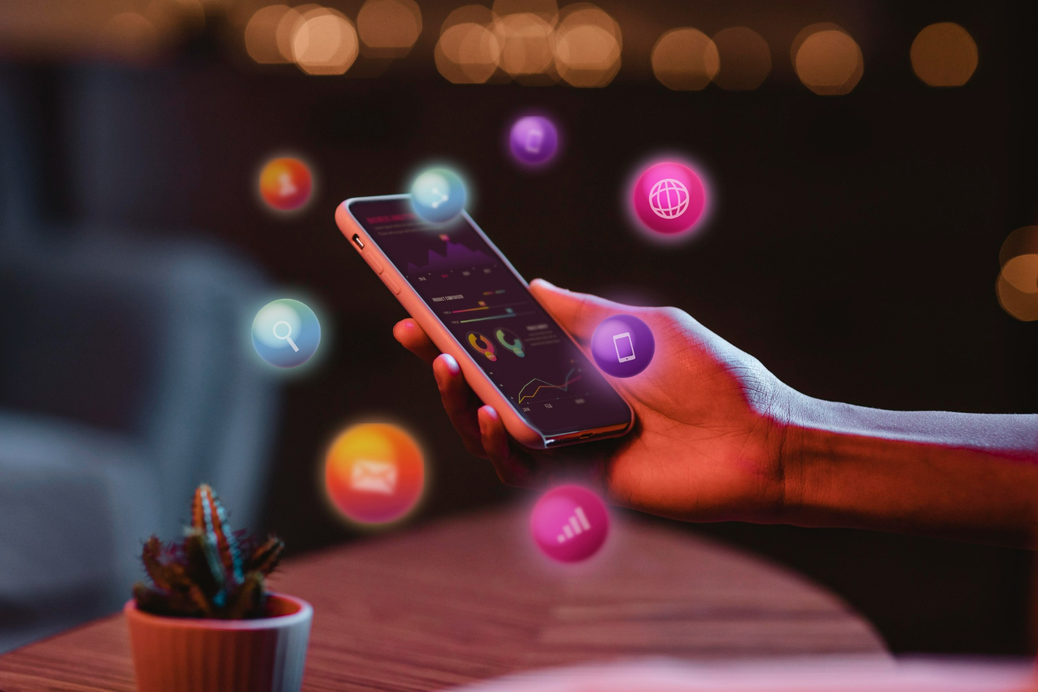 Imagem ilustrando o conteúdo sobre como trabalhar com marketing digital mostrando um social media criando uma estratégia para seus clientes.