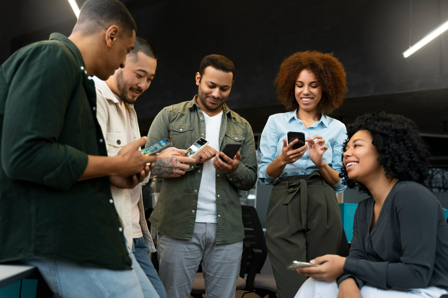 Imagem ilustrando o conteúdo sobre dark social mostrando um grupo de amigos compartilhando conteúdos entre si.