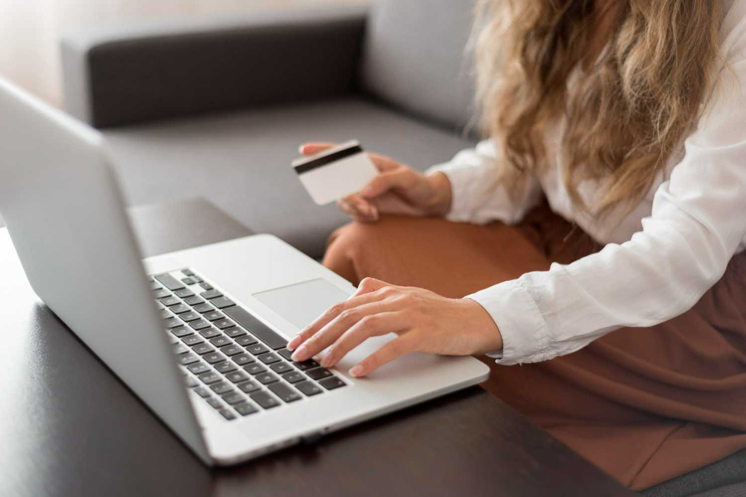 Imagem ilustrando o conteúdo sobre cross sell e upsell mostrando uma mulher fazendo uam compra online sendo exposta a essas estratégias.