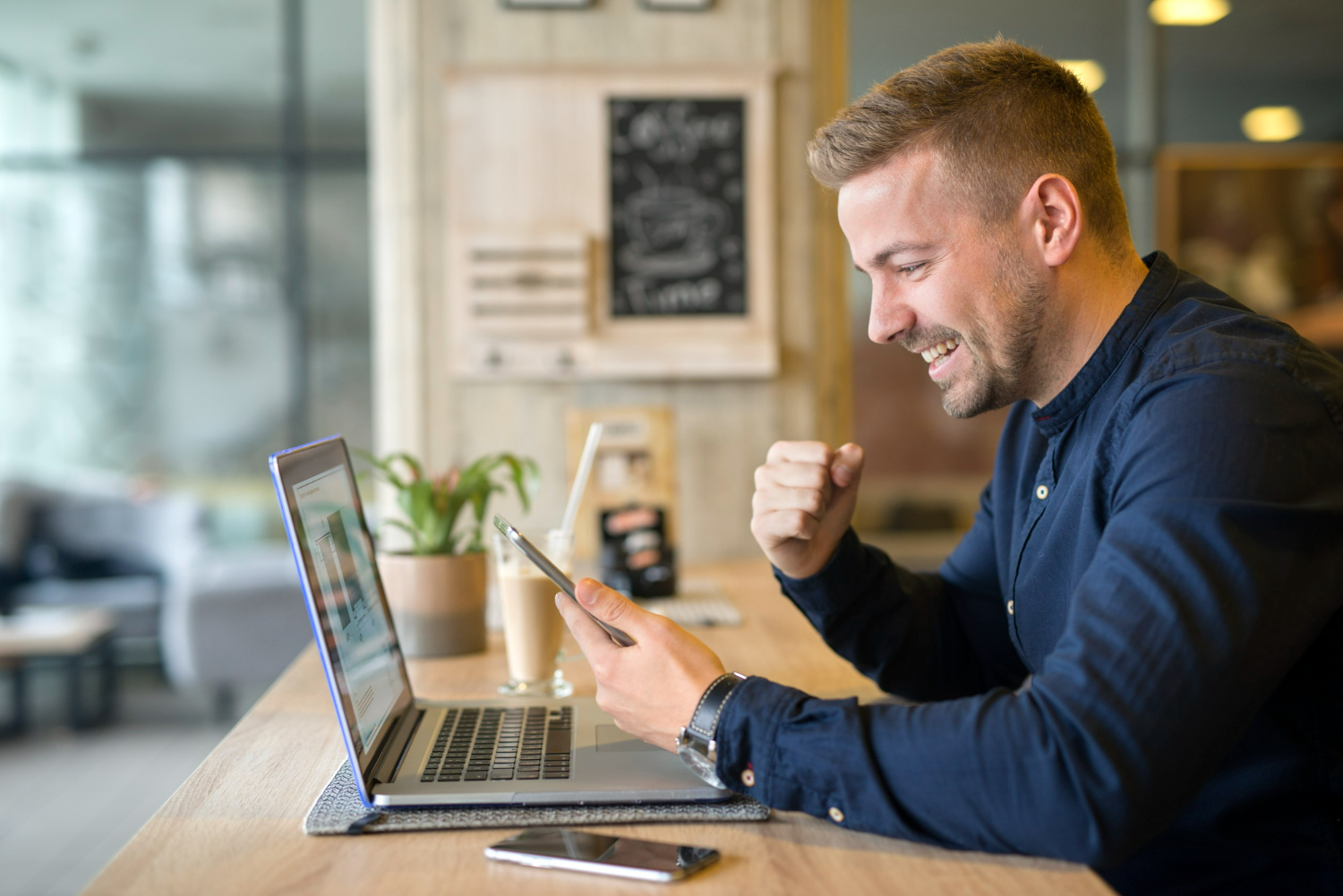Imagem ilustrando o conteúdo sobre ticket médio, mostrando o dono de um e-commerce empolgado após aumentar o ticket médio de seus clientes.