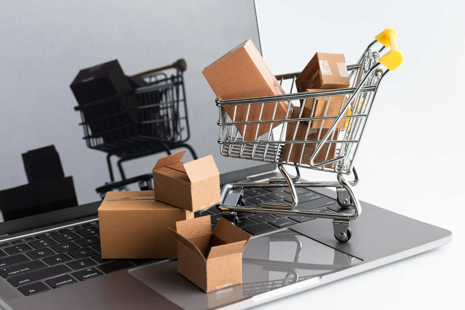 Imagem ilustrando o conteúdo sobre multichannel mostrando uma miniatura de carrinho de compras repleto de caixas de papelão, simulando as vendas realizadas em vários canais.