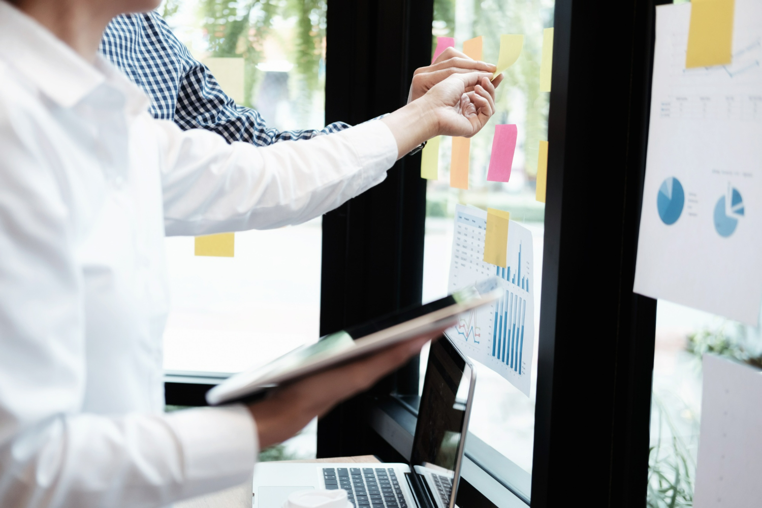 Imagem ilustrando o conteúdo sobre escada de valor mostrando uma equipe de marketing planejamento a escada de um de seus clientes.