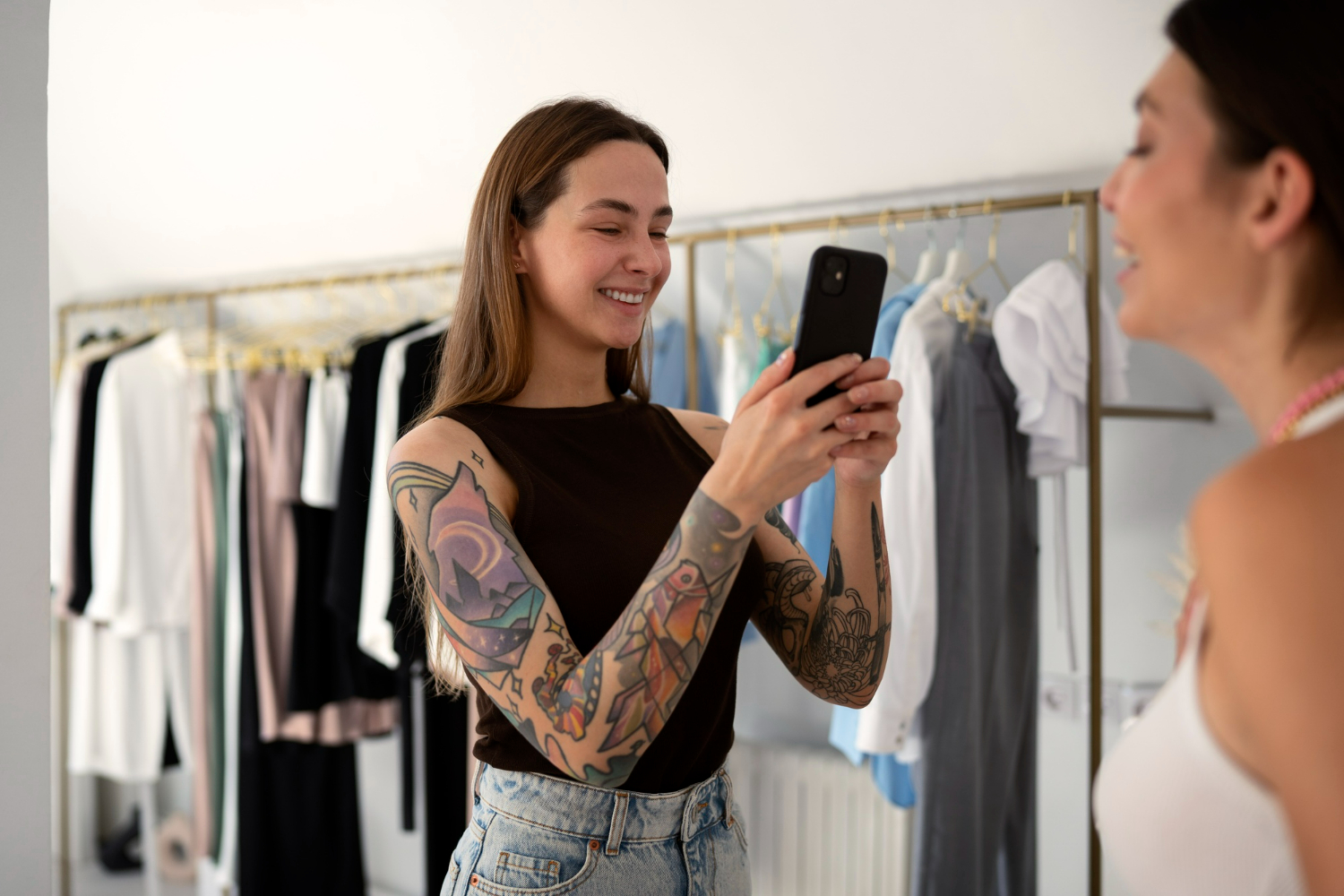 Imagem ilustrando o conteúdo sobre TikTok Shop mostrando duas lojistas que aderiram à plataforma para aumentar suas vendas.