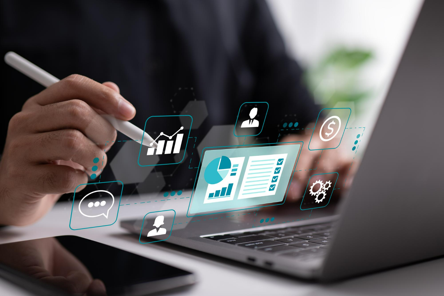 Imagem ilustrando o conteúdo sobre CRM e IA na automação comercial, mostrando o gestor de um e-commerce usando essas ferramentas em sua loja online.