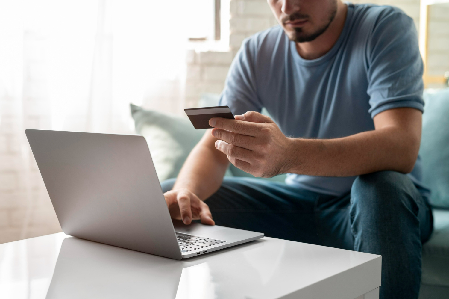 Imagem ilustrando o conteúdo sobre cross sell, msotrando um homem fazendo compras online após ver anúncios que usavam essa estratégia.