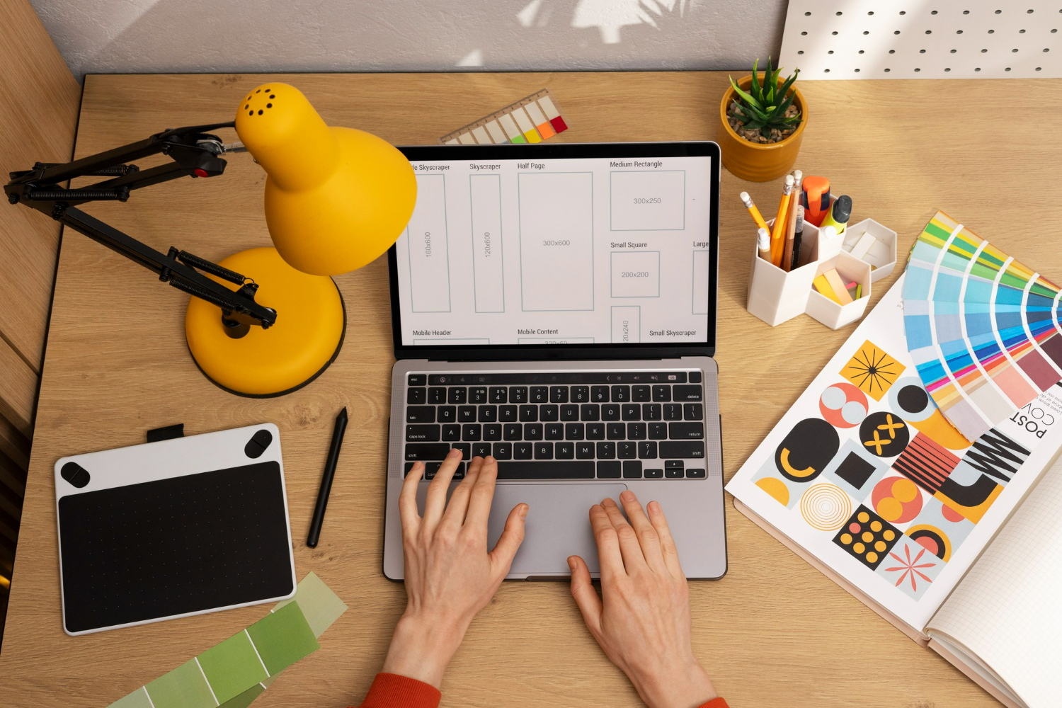 Imagem ilustrando o conteúdo sobre site one page mostrando um desenvolvedor criando um site nesse formato.