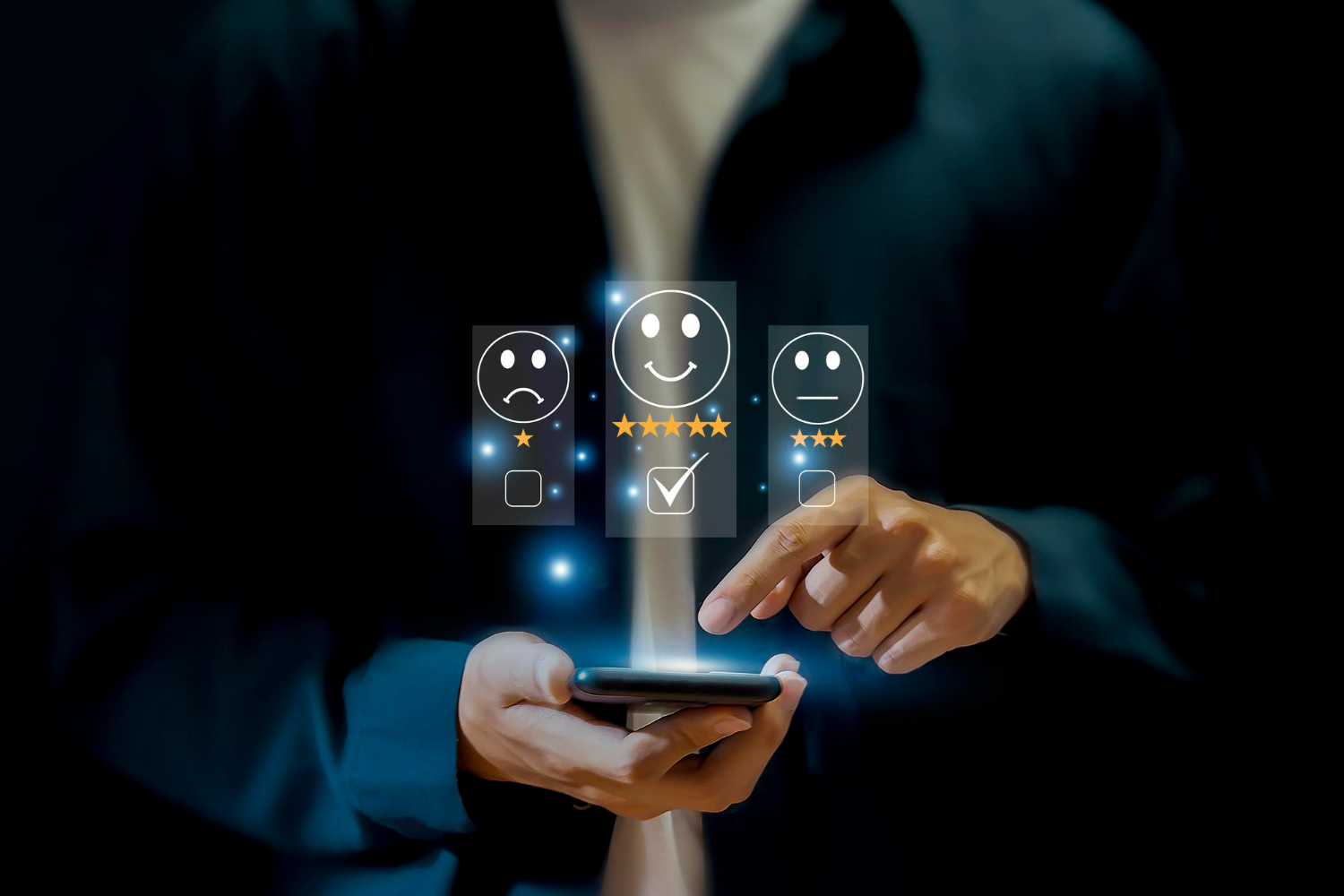 Imagem ilustrando o conteúdo sobre experiência do cliente mostrando um cliente satisfeito avaliando, pelo celular, o serviço de uma empresa após realizar uma compra.