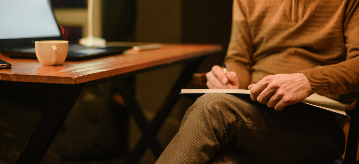 Imagem ilustrando o conteúdo sobre o que é storytelling mostrando um dono de e-commerce estudando esse conceito para usar em sua loja online.