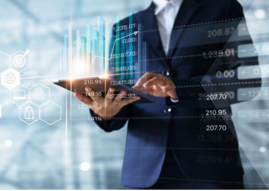 empresário usando um tablet, trabalhando no blog para gerar leads e vender mais