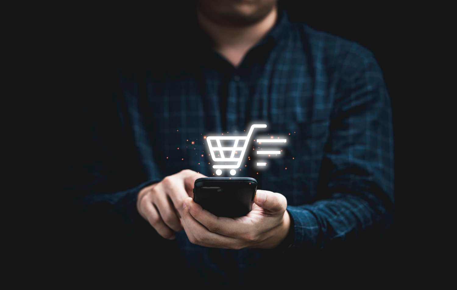 Usar a internet para aumentar suas vendas: Tudo que não te contaram 3 Jovem empreendedor usando seu celular para aumentar suas vendas pela internet.