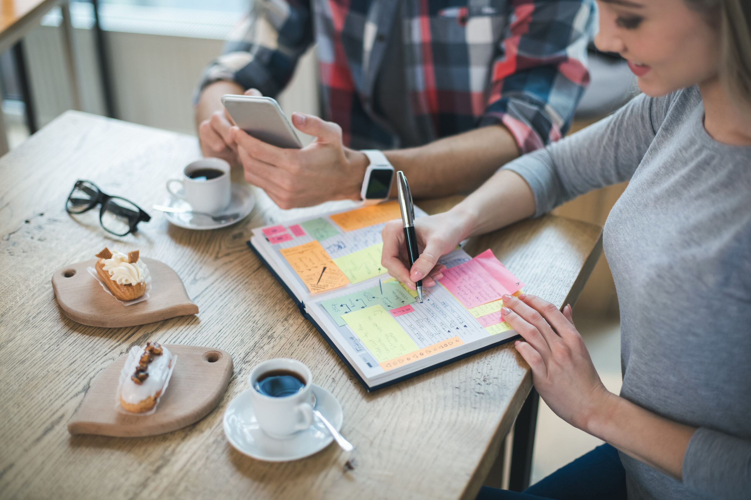 Profissionais de marketing e SEO criando um planejamento de conteúdo.