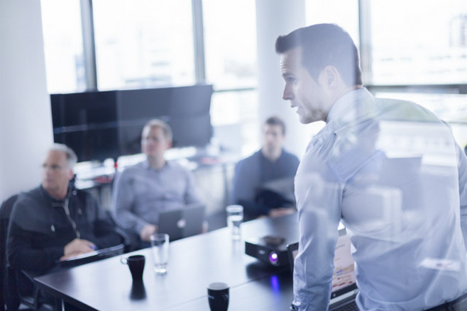 Empresários avaliando os indicadores de desempenho empresarial