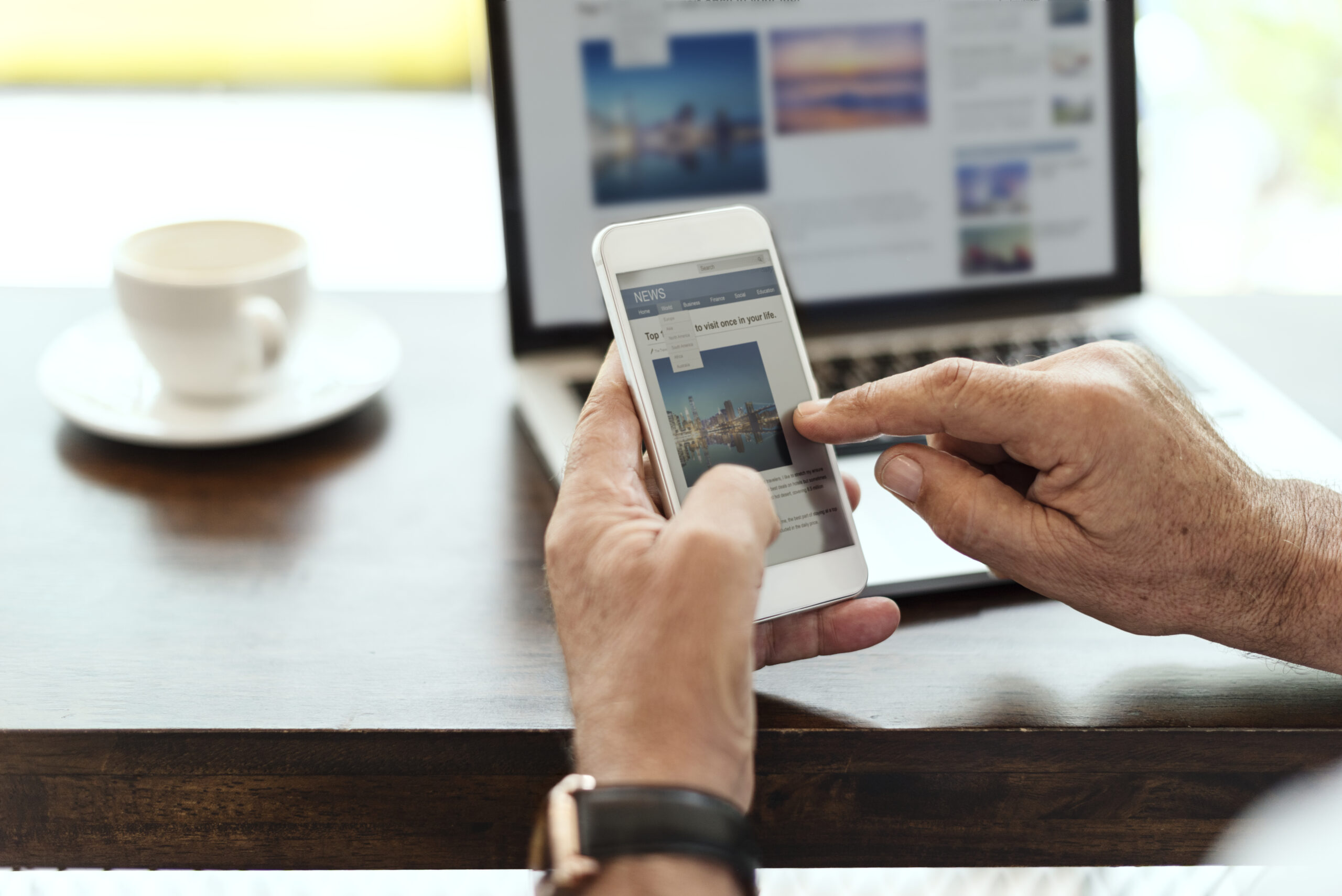 Profissional de criação de sites trabalhando em um site responsivo.