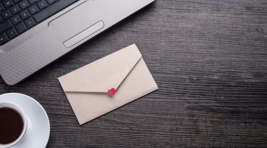 Imagem ilustrando o conteúdo sobre fidelização de clientes mostrando um envelope selado com um coração, ilustrando um e-mail marketing.