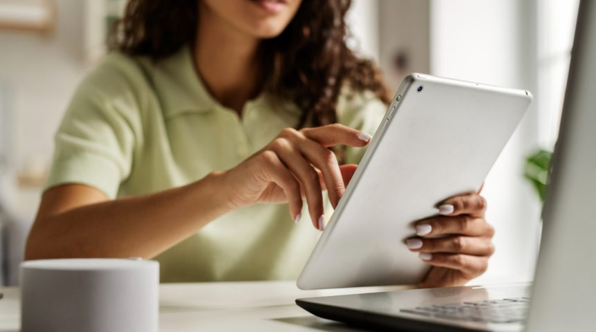 estratégia-de-conteúdo Imagem ilustrando o conteúdo sobre estratégia de conteúdo mostrando uma empreendedora olhando seu planejamento.