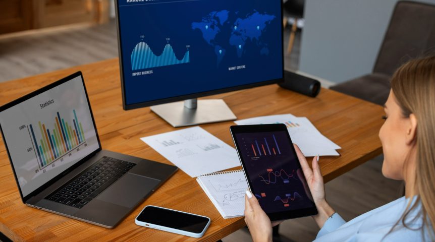 o-que-e-power-bi Imagem ilustrando o conteudo sobre o que é Power BI mostrando um analista de dados conferindo o que está sendo apresentado na planilha.