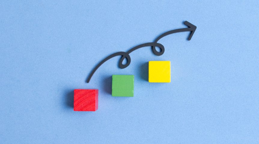 Imagem ilustrativa sobre funil de conteúdo mostrando uma seta apontando a direção da jornada do lead.