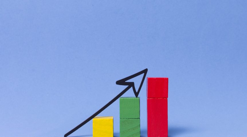 Imagem ilustrando o conceito de growth marketing aplicado em uma empresa, mostrando blocos coloridos que representam o crescimento da marca.