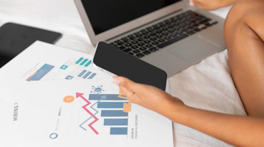 Imagem mostrando uma profissional em account-based marketing aplicando essa estratégia ao negócio de um cliente.