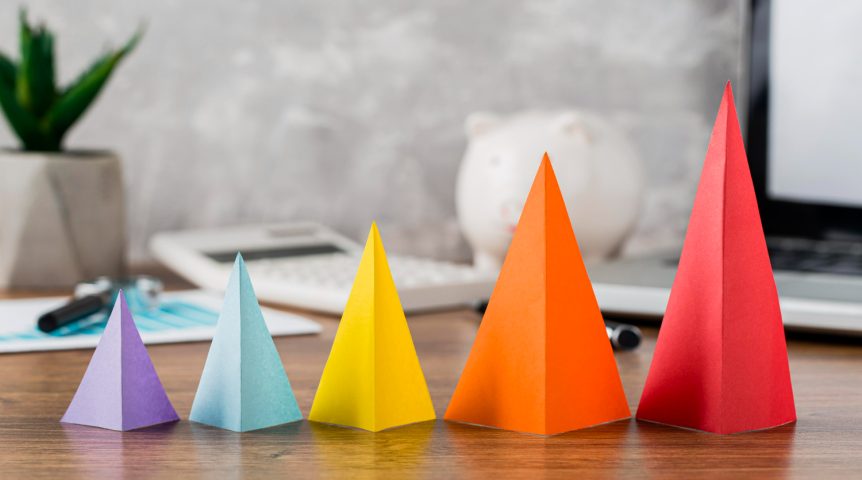 russell-brunson Imagem ilustrando o conteúdo sobre lições de Russell Brunson, mostrando cones de papel que ilustram a escada de valor desenvolvida por ele.