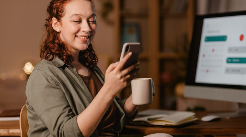 Imagem ilustrativa sobre gestor de tráfego mostrando a dona de um e-commerce sorrindo ao ver as vendas geradas através dos anúncios desenvolvidos pelo gestor.