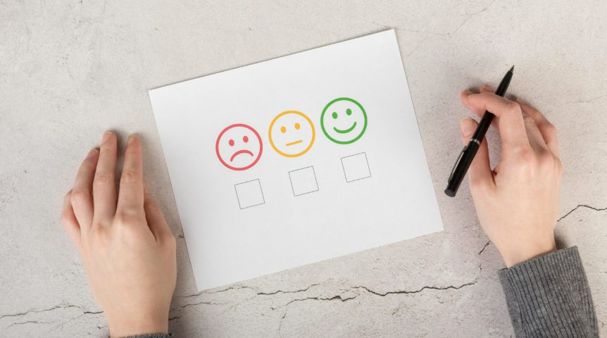 Imagem ilustrando o conteúdo sobre customer experience mostrando uma cliente preenchendo uma tabela de satisfação ilustrada.