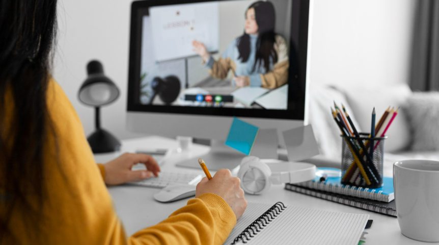 vender-cursos-online Imagem ilustrando o conteúdo sobre vender cursos online mostrando uma aluna fazendo suas aulas pela internet.