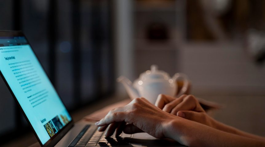 Imagem ilustrativa sobre o que é newsletter mostrando um assinante lendo uma news que acabou de receber em seu e-mail.