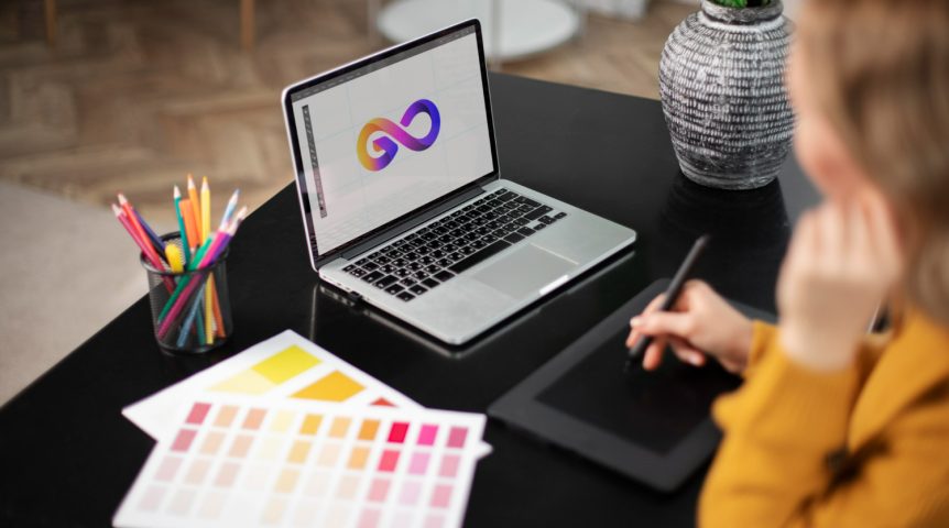 Imagem mostrando uma profissional especializada em criar identidade visual desenvolvendo uma logomarca para seu cliente.