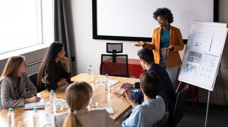 treinamento-de-vendas Imagem mostrando um treinamento de vendas realizado em uma empresa que visa otimizar o processo e seus resultados.