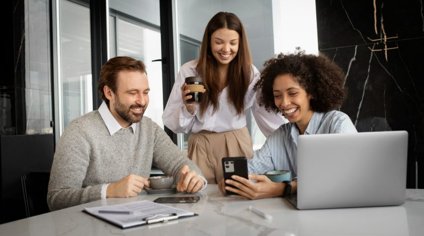 agência-de-marketing-curitiba Imagem mostrando os profisisonais de uma agência de marketing em Curitiba reunidos para desenvolver a estratégia para um cliente.