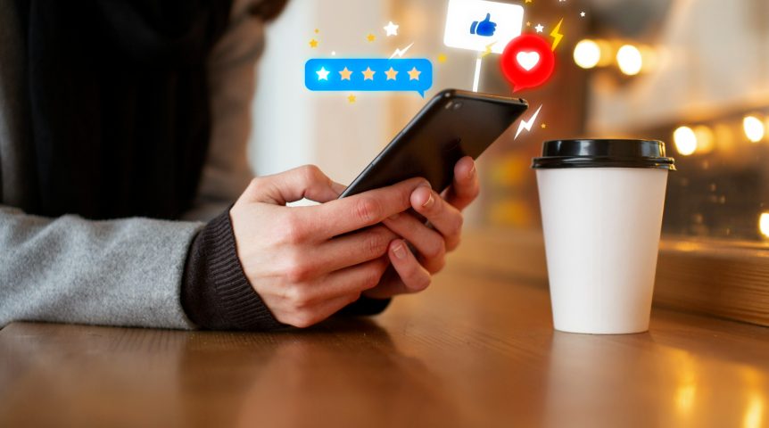 clube-de-assinaturas Imagem ilustrando o conteúdo sobre clube de assinaturas, mostrando um assinante conferindo o conteúdo que recebeu.