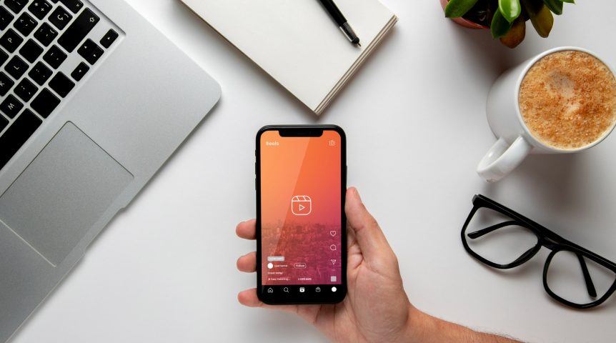Imagem ilustrativa sobre como crescer no Instagram mostrando um gestor de conteúdo postando um reels na rede social.