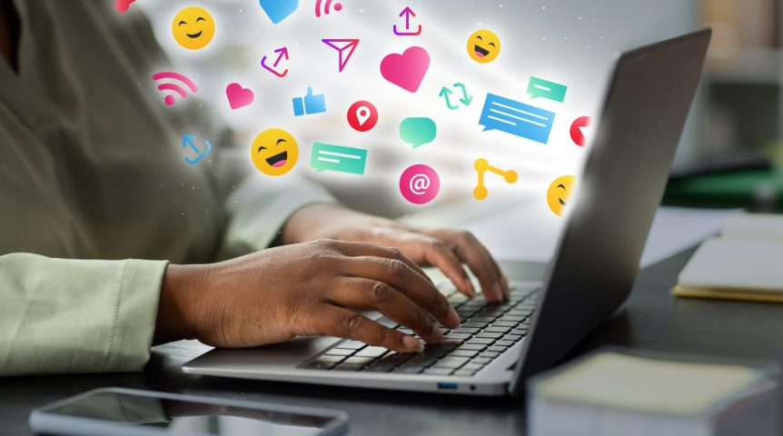 Imagem mostrando um consultor de marketing digital desenvolvendo estratégias para seus clientes abrangendo redes sociais e outros canais online.