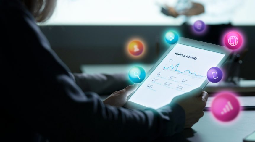 Imagem ilustrativa sobre tráfego direto mostrando uma analista avaliando os dados de visitas de um site.