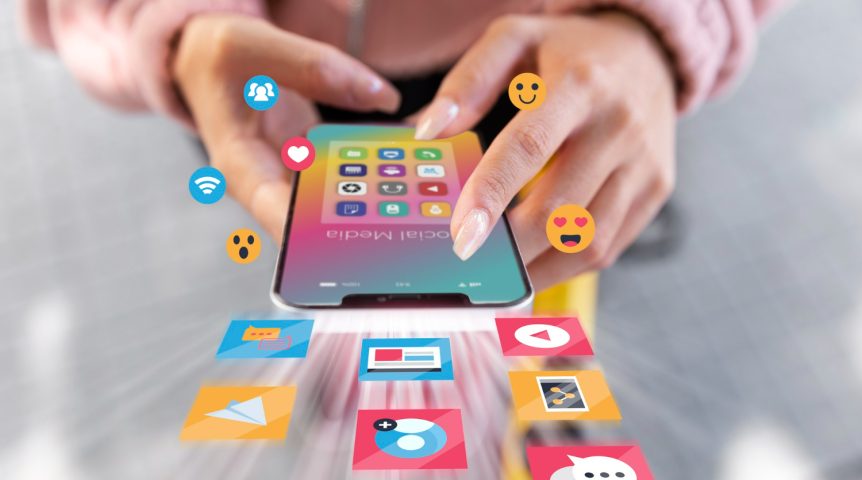 o-que-e-awareness Imagem ilustrando o conteúdo sobre awareness mostrando um usuário compartilhando conteúdos de uma marca que acompanha e que investe nessa estratégia.