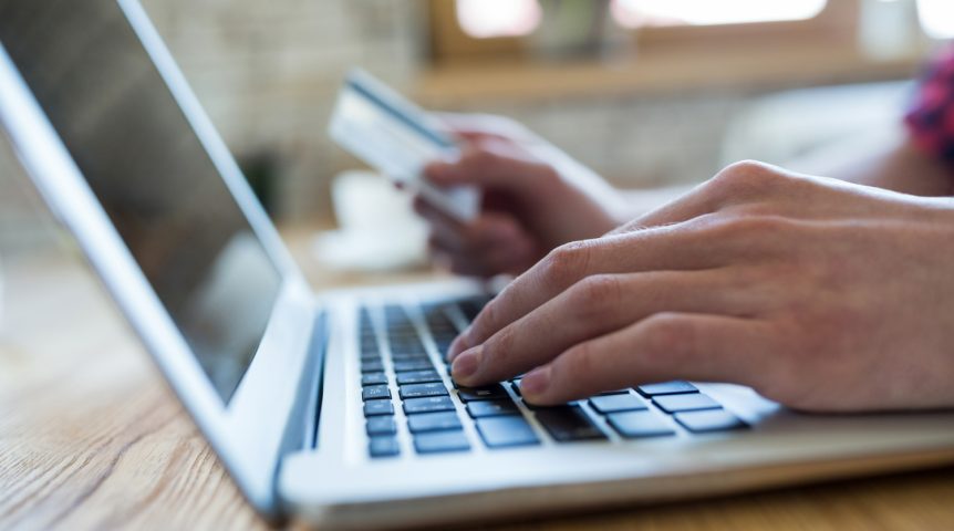 ppp-o-que-é Profissional de marketing investindo em uma estratégia de PPC para otimizar os resultados de seus clientes.