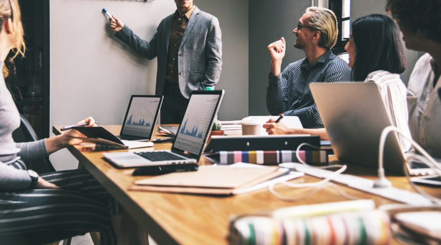 Imagem mostrando um time prestando consultoria de marketing, analisando os dados da empresa de seu cliente e desenvolvendo uma estratégia personalizada.