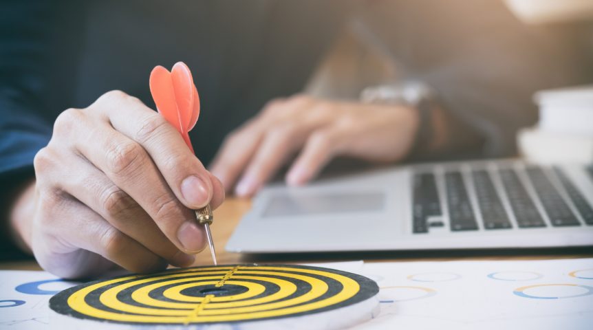 captar-clientes imagem ilustrando o conteúdo sobre captar clientes mostrando o gestor de uma empresa acertando uam flecha em um alvo, simulando o acerto de conquistar bons leads.