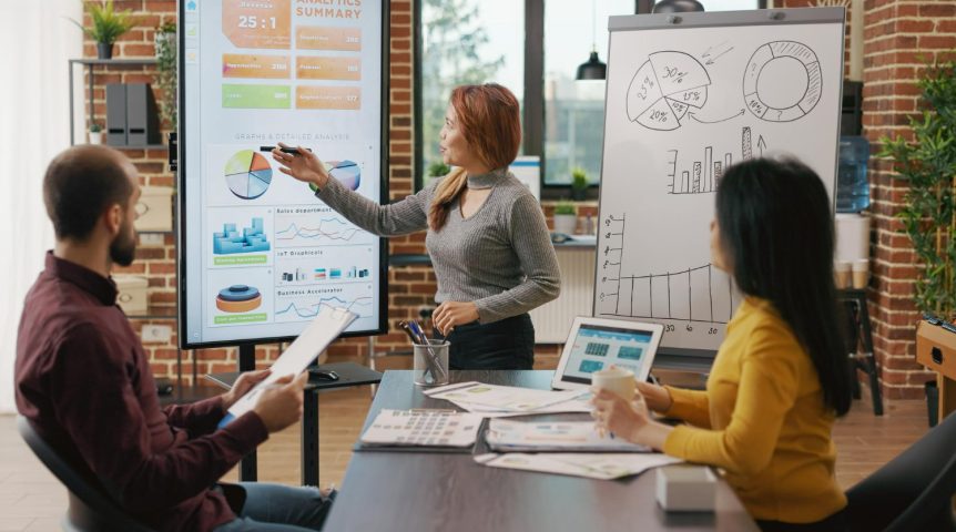 Imagem sobre marketing de performance mostrando a responsável por essa estratégia apresentando o planejamento para os clientes de sua agência.