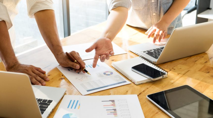 agência-martech Imagem mostrando os profissionais de uma agência martech desenvolvendo a estratégia para seus clientes.