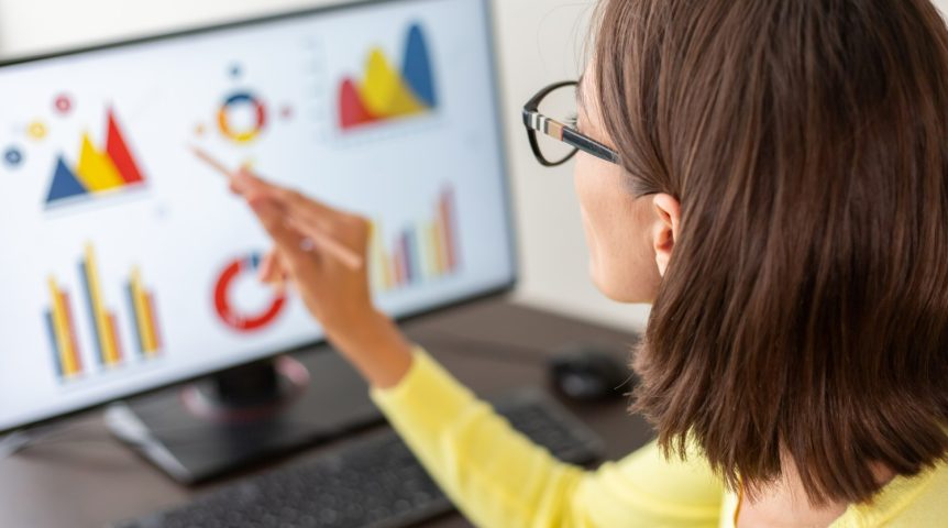 Imagem ilustrativa sobre gestão de tráfego pago mostrando uma gestora analisando as métricas da camapanha de um de seus clientes.