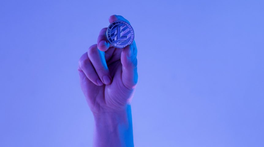 criar-e-books Imagem ilustrando o conteúdo sobre como criar e-books e lucrar mais com esse produto mostrando um infoprodutor segurando uma moeda.