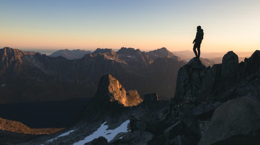 alpinista no topo de uma montanha, representando o topo das buscas no Google