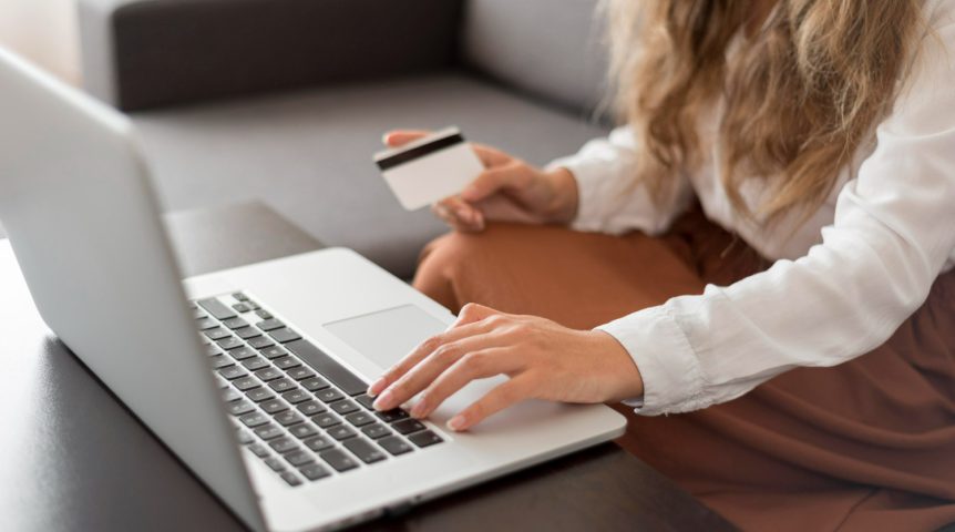 cross-sell-e-upsell Imagem ilustrando o conteúdo sobre cross sell e upsell mostrando uma mulher fazendo uam compra online sendo exposta a essas estratégias.