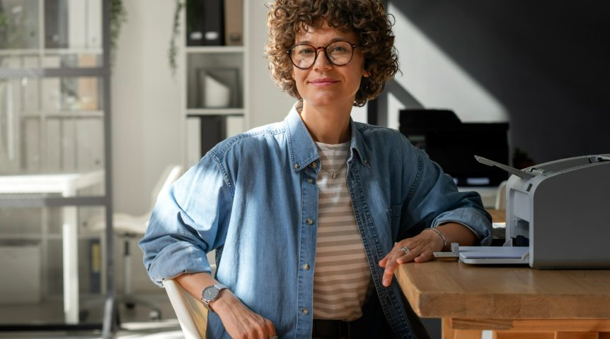 pessoa-física-ou-jurídica Imagem ilustrando o conteúdo sobre pessoa física ou jurídica mostrando uma profissional autônoma em seu escritório.