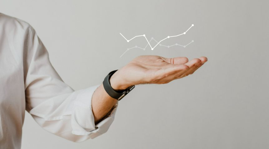 eficiência-operacional Imagem ilustrando o conteúdo sobre eficiência operacional, onde um gestor "segura" um gráfico que mostra o aumento da eficiência da sua empresa.